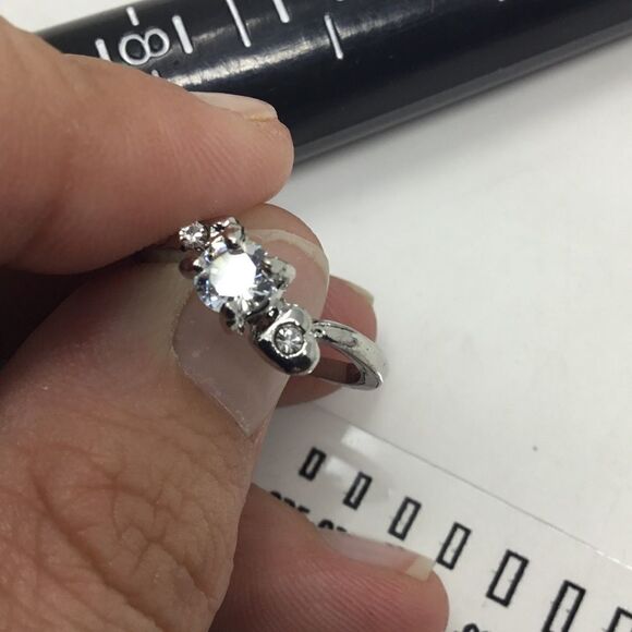 Round Cubic Ziconia with Heart Fashion Ring (H15) - Picture 5 of 8